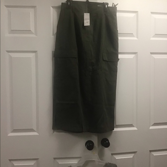 NWT khaki skirt with side pockets - Picture 3 of 8